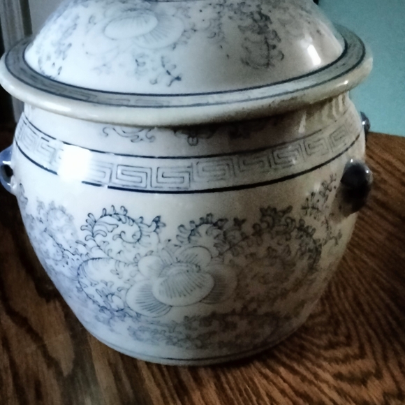 Vintage Chinese Porcelain Covered Jar with Foo Dog Finial So Beautiful - Picture 7 of 10